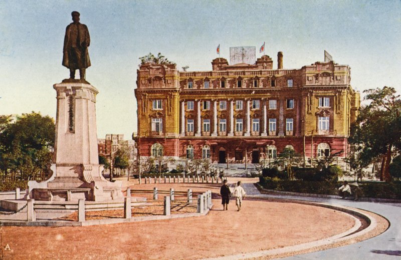Manchuriet: Yamato Hotel, Statuen af General Oshima i Dairen (farvefoto) af Photographer Japanese