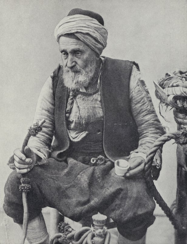 Bonde, der ryger vandpibe, Izmir, Tyrkiet (s/h-billede) af Photographer Turkish