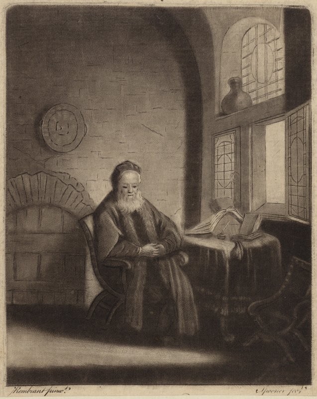 En ældre skægget filosof sidder ved et skrivebord foran et vindue af Rembrandt van Rijn