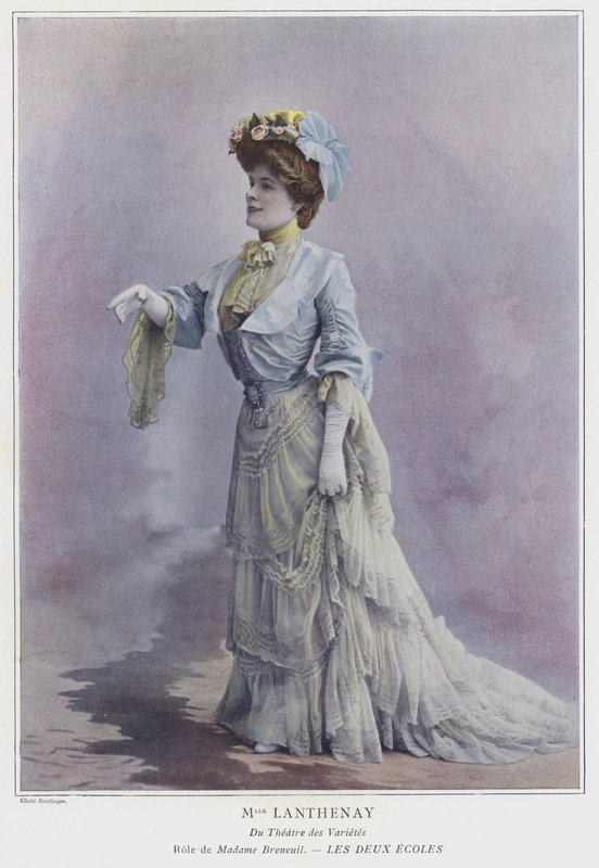 Adeline Lanthenay som Madame Breneuil i Les Deux Ecoles (farvet foto) af Reutlinger Studio