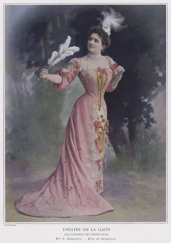 Leo Demoulin som Serpolette i Les Cloches de Corneville (farvet foto) af Reutlinger Studio