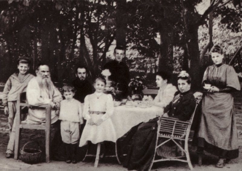L N Tolstoi med sin familie ved tebordet i parken, Yasnaya Poliana, 1892 af Russian Photographer
