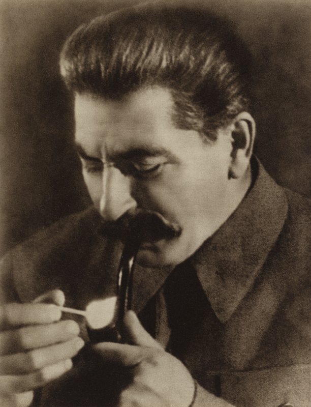 Den sovjetiske leder Joseph Stalin tænder sin pibe, 1936 af Russian Photographer