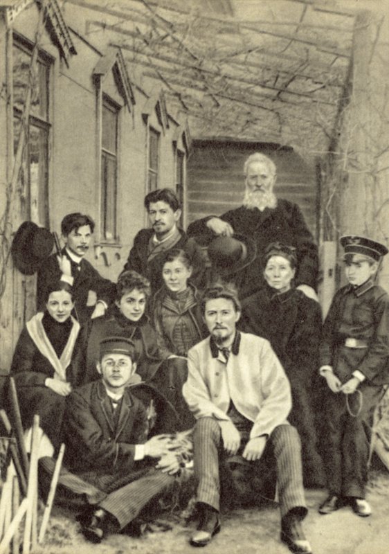 Anton Tjekhov med slægtninge og venner i gården til sit hus på Sadovaya-Kudrinskaya Street, Moskva, forår 1890 (s/h foto) af Russian Photographer