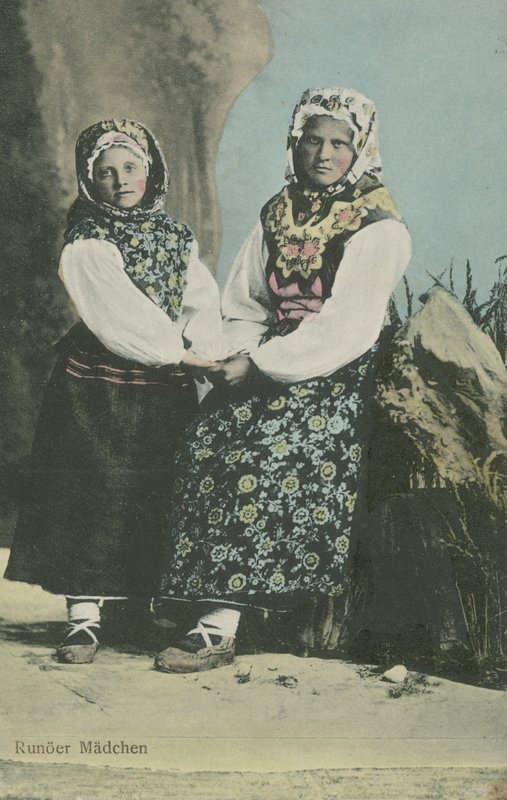 Piger i lettisk traditionel kostume af Russian Photographer