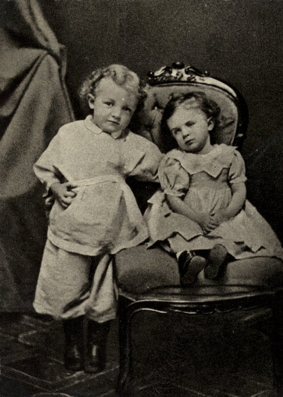 Lenin i en alder af fire og hans søster Olga, Simbirsk af Russian Photographer