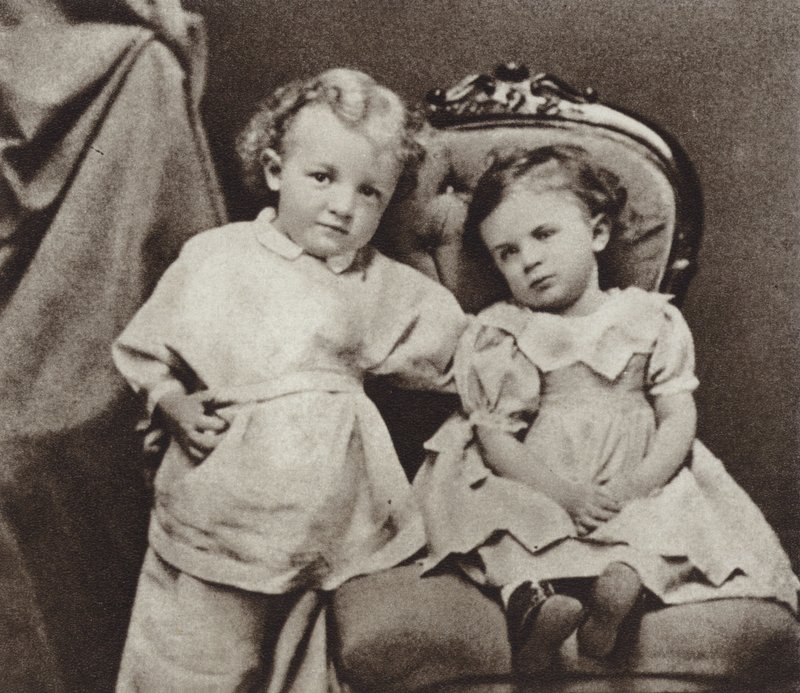 Lenin i en alder af fire og hans søster Olga, Simbirsk, 1874 af Russian Photographer