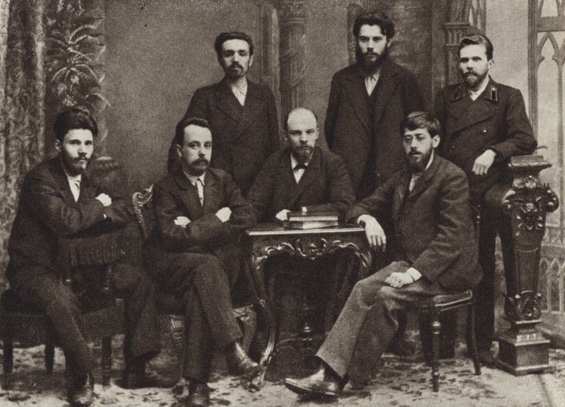 Lenin med en gruppe medlemmer af St Petersburg League of Struggle for the Emancipation of the Working Class, Skt. Petersborg, februar 1897 af Russian Photographer