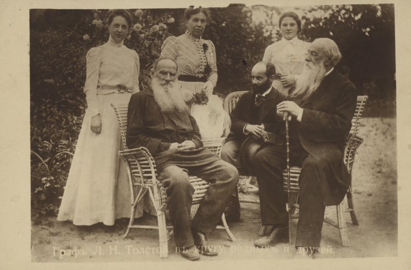 Leo Tolstoy med familie og venner af Russian Photographer