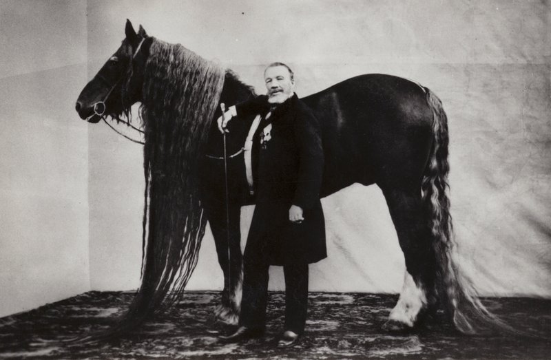 Den russiske cirkusartist Akim Nikitin med en hest af Russian Photographer