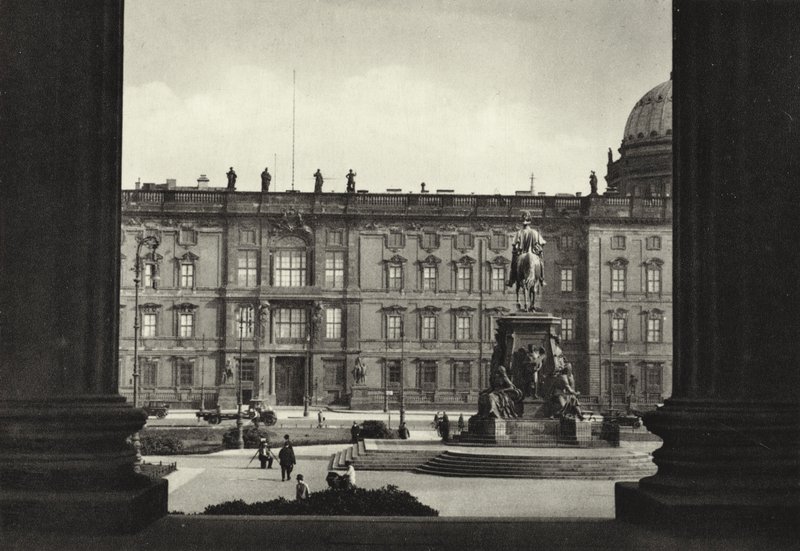 Berlin: Udsigt over slottet og Lustgarten; Udsigt over det kongelige palads og Lustgarten (s/h foto) af Sasha Stone