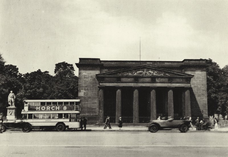 Berlin: Den nye garde; New Guard House (s/h foto) af Sasha Stone