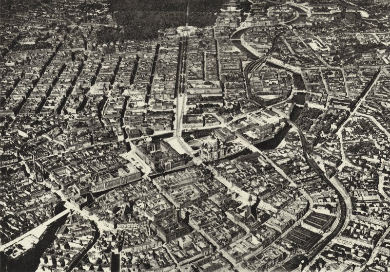 Berlin: Luftfoto af den gamle kerne; Byen set fra et fly (s/h foto) af Sasha Stone