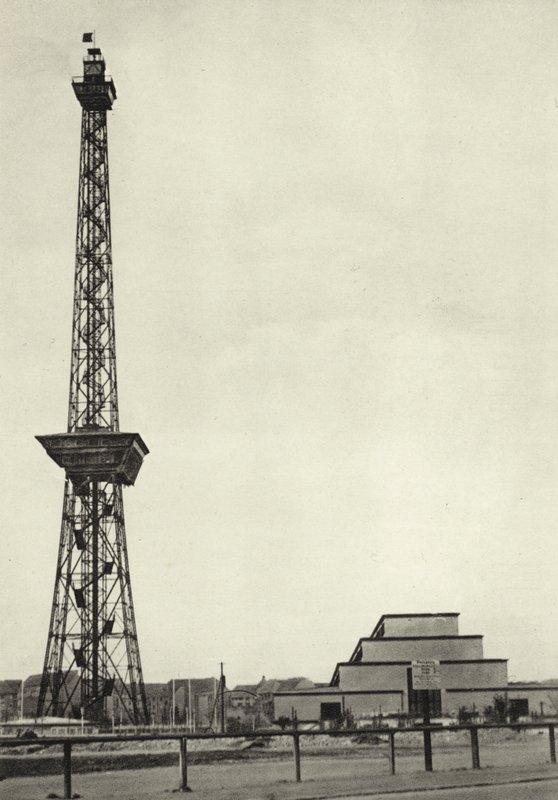 Berlin: radiotårn og radiohal; Broadcasting Station (s/h foto) af Sasha Stone