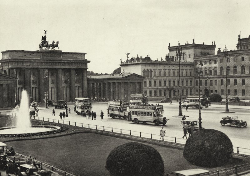 Berlin: Pariser Platz (s/h foto) af Sasha Stone