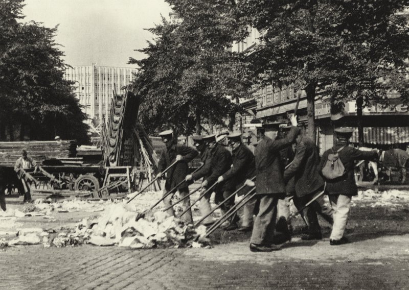 Berlin: Strassenfeger am Wittenberg-Platz; Street Sweepers på Wittenberg Platz (s/h foto) af Sasha Stone