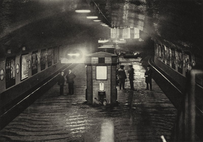 Berlin: Inselbrucke metrostation; Inselbrucke undergrundsbanegård (s/h foto) af Sasha Stone
