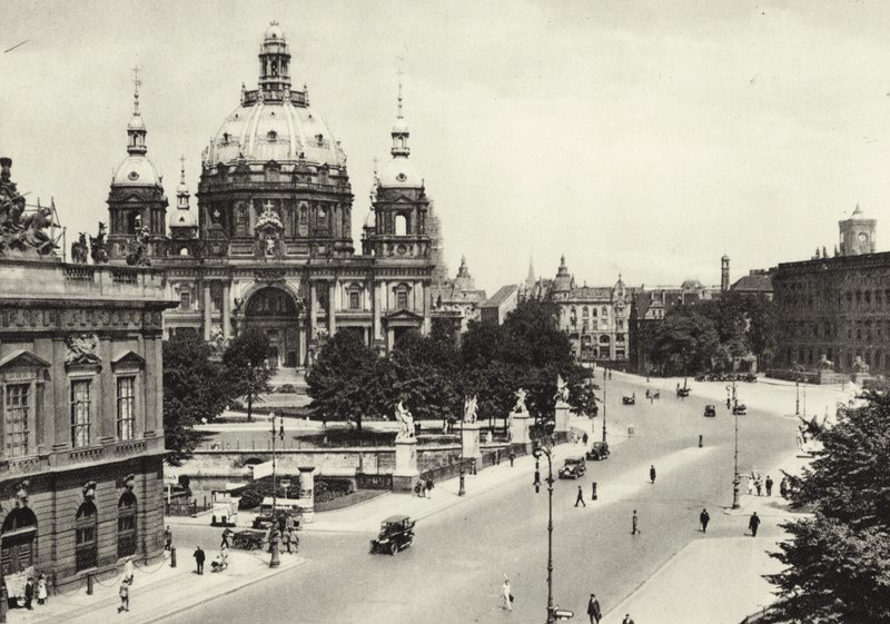 Berlin: Foran Schlossbrucke; Foran Palace Bridge (s/h foto) af Sasha Stone