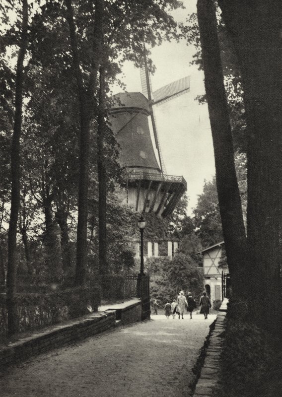 Potsdam, historisk vindmølle i Sanssouci; Historisk vindmølle i Sanssouci (s/h-billede) af Sasha Stone