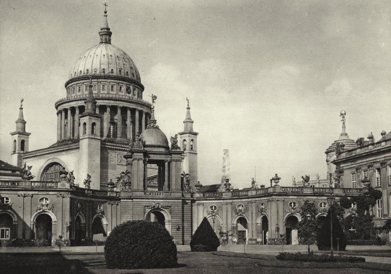 Potsdam, bypalads, udsigt over Nikolaikirche; Bypaladset, udsigt over Skt. Nicholas (s/h-billede) af Sasha Stone