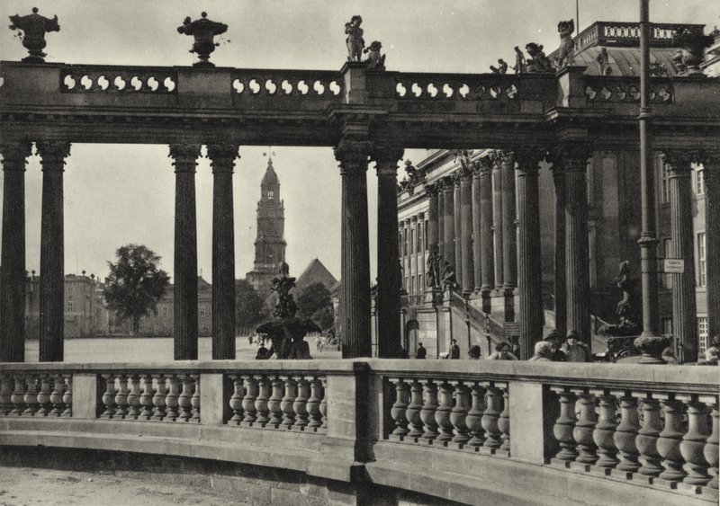 Potsdam, Stadtschloss, Kolonnaden an der Havel; Town Palace, Colonnades on the Havel (s/h-billede) af Sasha Stone