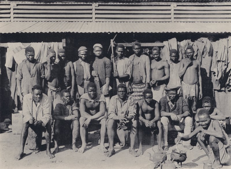 En gruppe i sammensætningen (s/h-billede) af South African Photographer