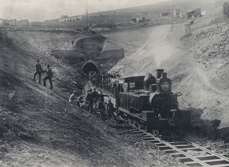 Charlestown Tunnel og Natal Government Railway Engine (s/h foto) af South African Photographer