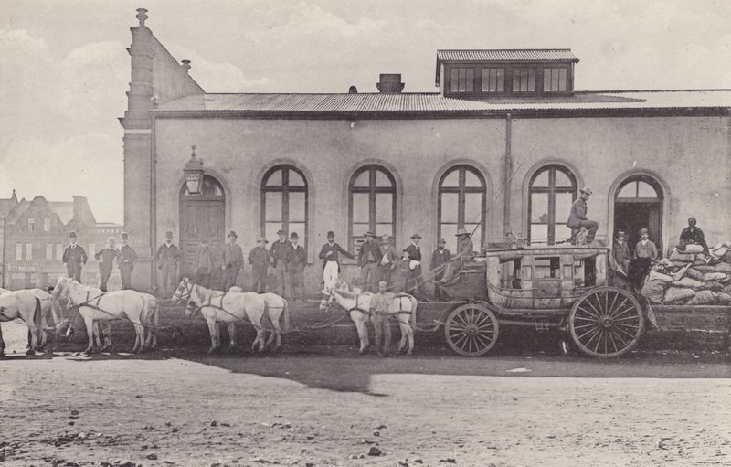 Historisk udsigt, den sidste træner med engelsk post og gammelt postkontor (s/h foto) af South African Photographer