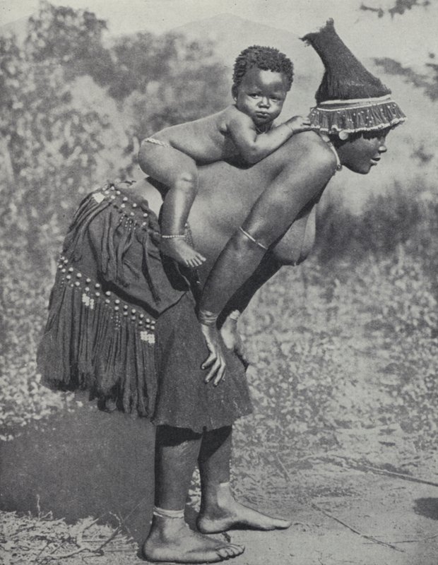 Kvinde bærer sin baby på ryggen, Sydafrika (s/h foto) af South African Photographer