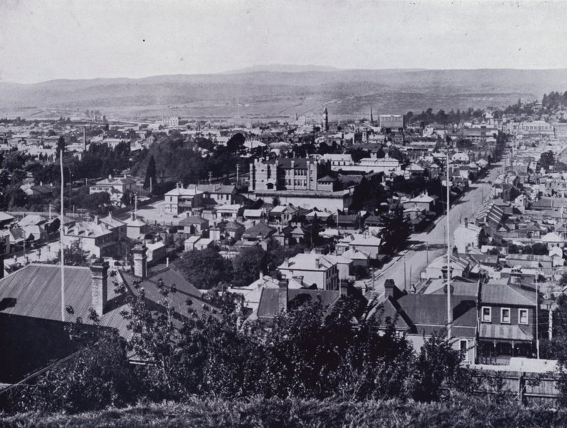 Launceston: Udsigt fra Upper Brisbane Street, med udsigt over Brisbane og Paterson Streets, State High School i centrum (s/h foto) af Stephen Spurling