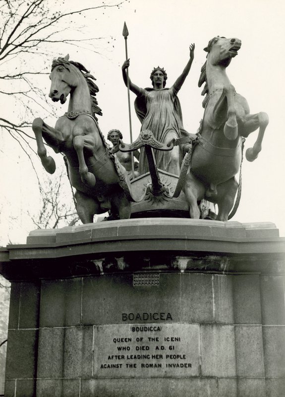 Boadicea og hendes døtre, bronzeskulpturgruppe, 1885 af Thomas Thornycroft