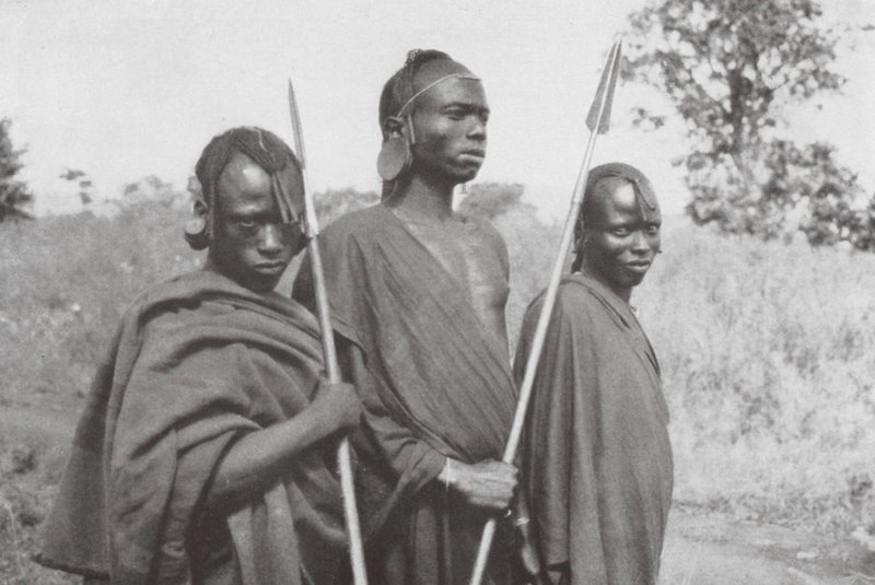 Kikuyus fra Britisk Østafrika (s/h-foto) af Walter Mittelholzer
