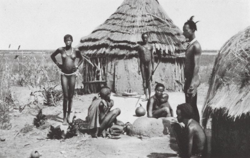 Negro-idyl ved Abwong (s/h-foto) af Walter Mittelholzer