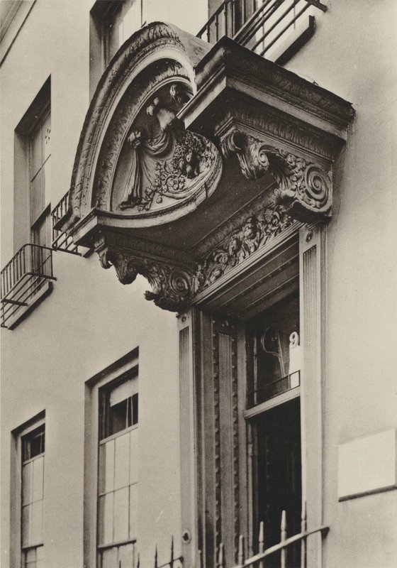 Doorway, 9, Grosvenor Road, London (s/h-billede) af William Galsworthy Davie