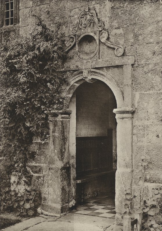 Doorway, "Batemans," Burwash, Sussex (s/h-billede) af William Galsworthy Davie