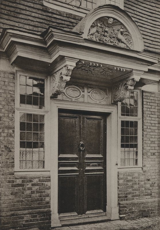 Doorway, Burwash, Sussex (s/h foto) af William Galsworthy Davie