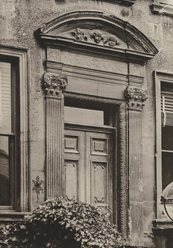 Doorway, Chipping Campden, Gloucestershire (s/h-billede) af William Galsworthy Davie