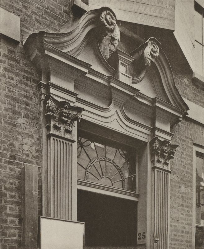 Doorway, Crutched Friars, London (s/h-billede) af William Galsworthy Davie
