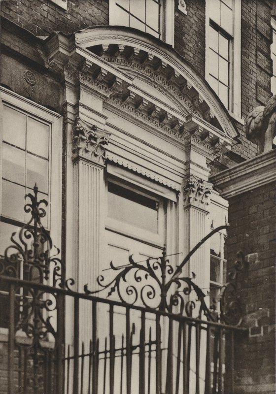 Doorway, North Pallant, Chichester (s/h-billede) af William Galsworthy Davie