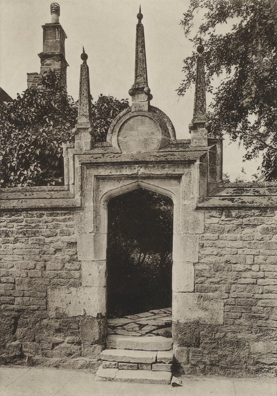Doorway, Paynis Almshouses, Oundle (s/h foto) af William Galsworthy Davie
