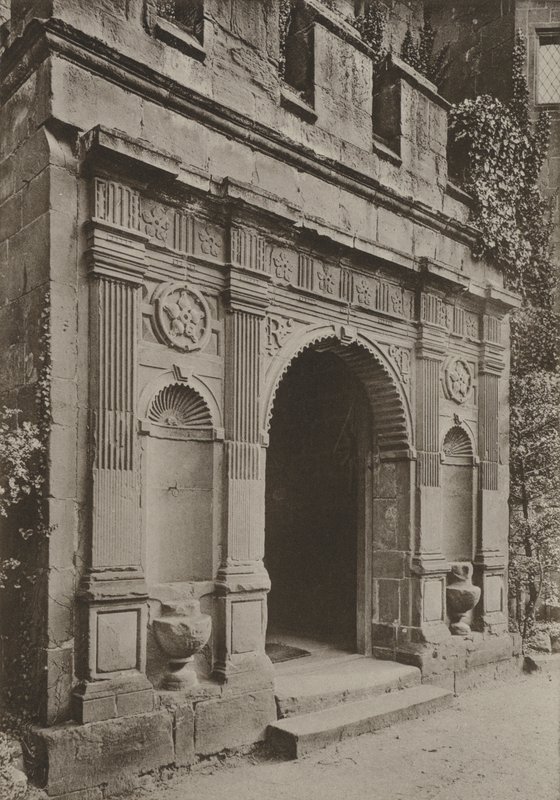 Doorway, Porch at the Gate House, Kenilworth (s/h foto) af William Galsworthy Davie