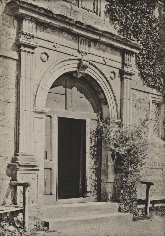 Doorway, Sackville College, East Grinstead (s/h-billede) af William Galsworthy Davie