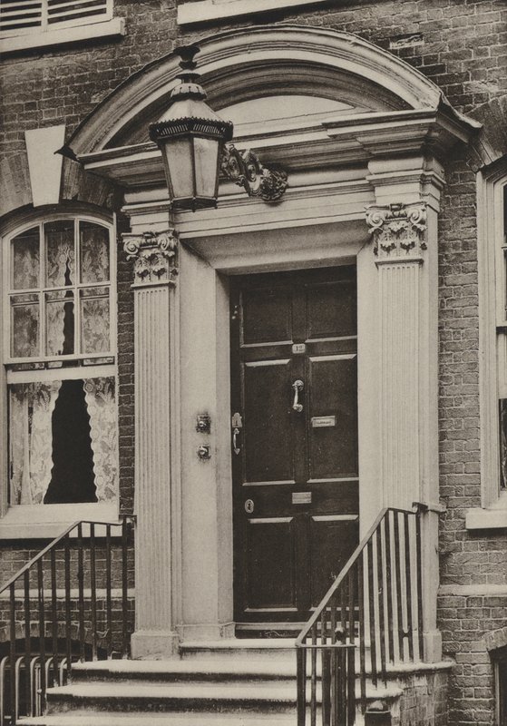 Doorway, Southgate Street, Winchester (s/h-billede) af William Galsworthy Davie