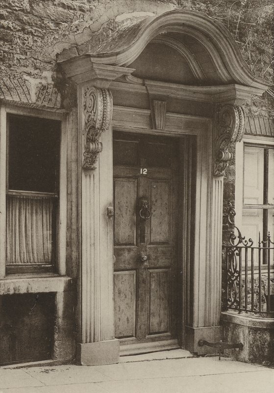 Doorway, Stamford, Northants (s/h-billede) af William Galsworthy Davie