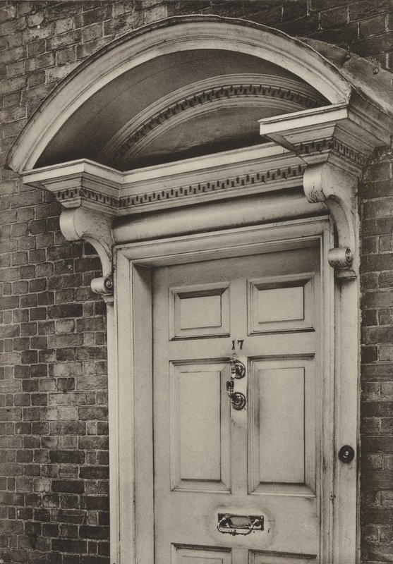 Doorway, The Causeway, Horsham, Sussex (s/h-billede) af William Galsworthy Davie