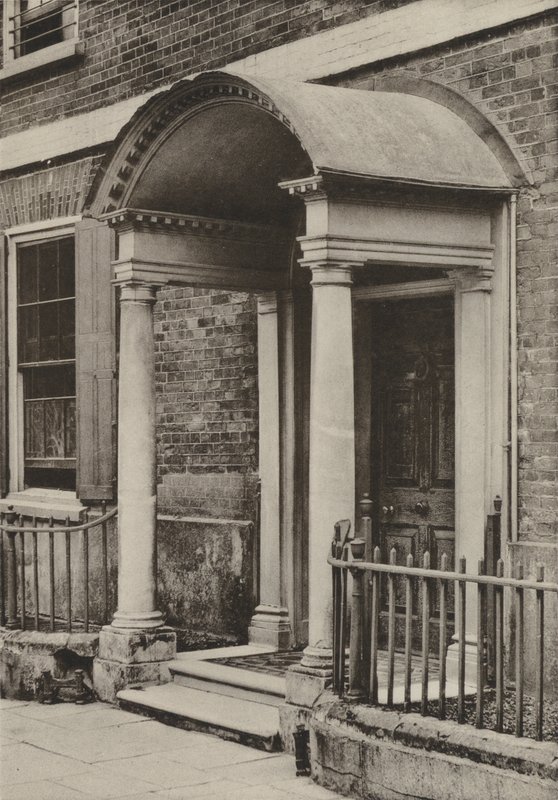Doorway, The Close, Salisbury, Wilts (s/h foto) af William Galsworthy Davie