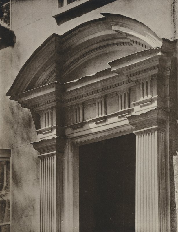 Doorway, The Conservative Club, Lewisham (s/h-billede) af William Galsworthy Davie