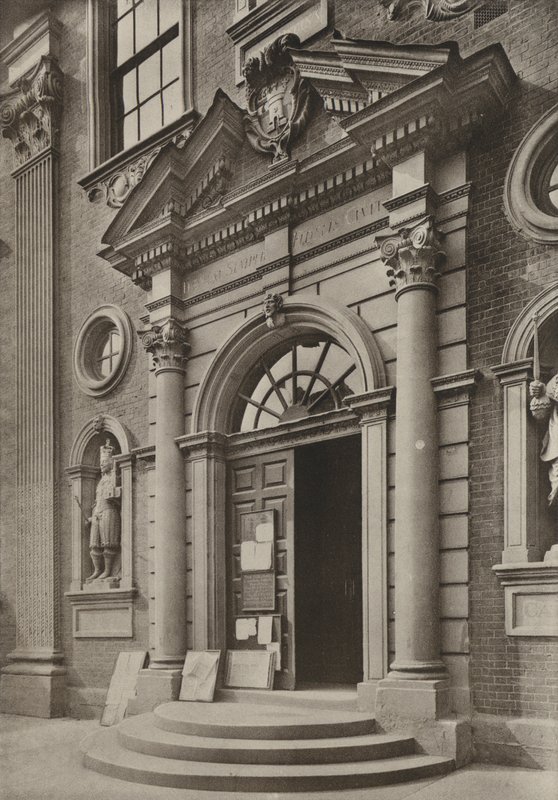 Doorway, The Guildhall, Worcester (s/h-billede) af William Galsworthy Davie