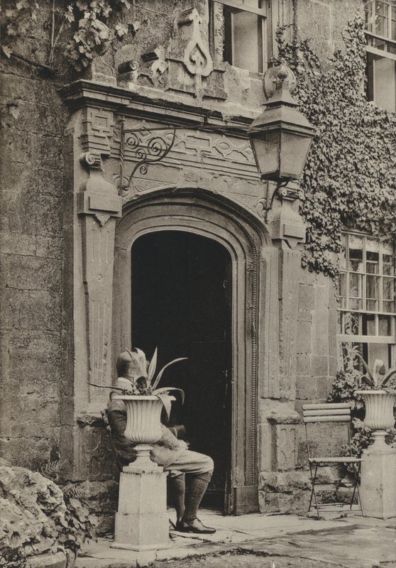 Doorway, The Lygon Arms, Broadway, Worcestershire (s/h-billede) af William Galsworthy Davie
