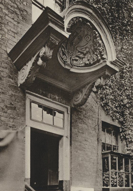 Doorway, The Manor House, Bermondsey, London (s/h-billede) af William Galsworthy Davie